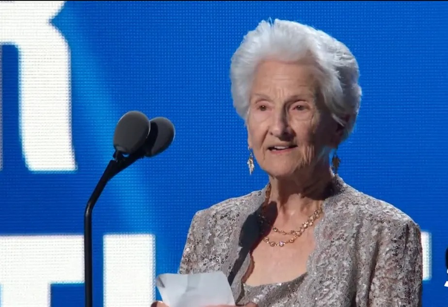 Angela Álvarez, 95 anos, ganha um Grammy Latino