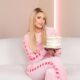 Com cara de 20, Paris Hilton comemora 42 anos