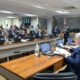 Projeto de lei isenta empresas de pagarem INSS e FGTS de aposentados contratados