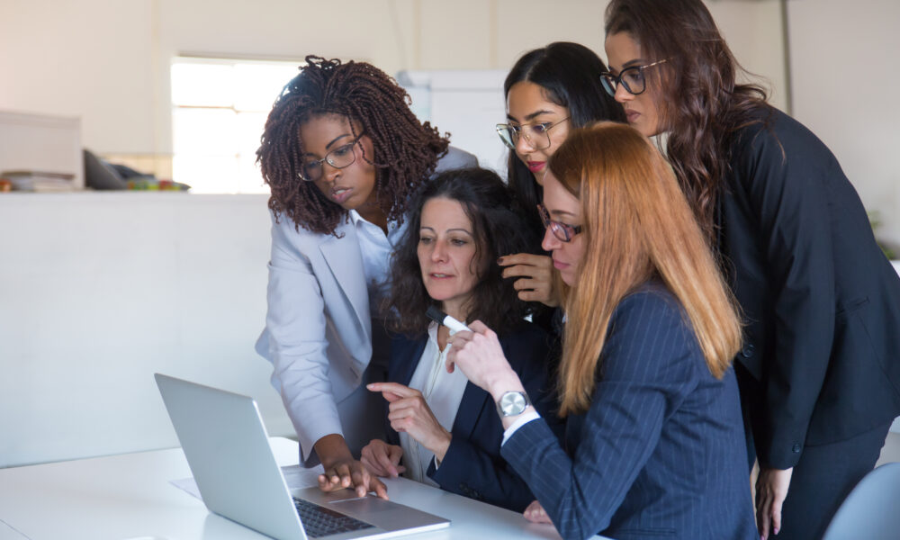 Dia da Mulher: 7 em cada 10 mulheres abriram mão da saúde física ou de hobbies em prol do trabalho