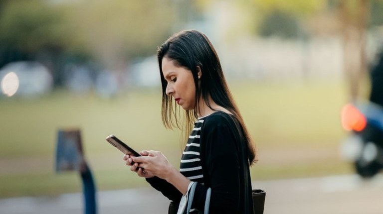9 em cada 10 brasileiros contam com acesso à telefonia móvel