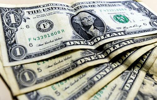 Dólar encerra última sessão em alta, apesar de intervenções no câmbio