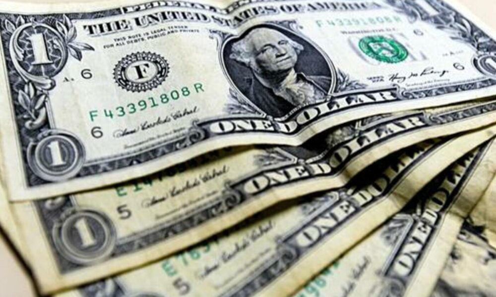 Dólar encerra sessão em queda, abaixo de R$ 6