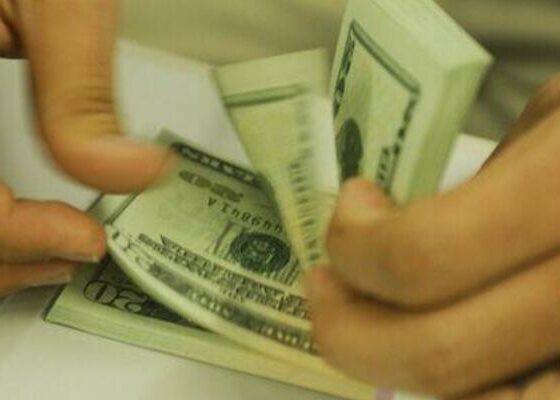 Dólar fecha com queda de 1,23%