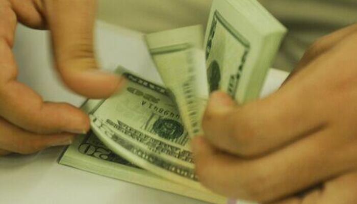 Dólar fecha com queda de 1,23%