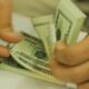 Dólar se mantém praticamente estável, a R$ 5,51