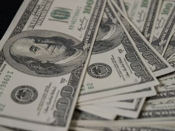 Dólar volta a fechar em alta e é cotado a R$ 5,70