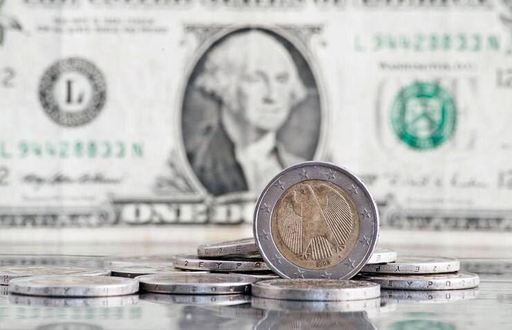 Dólar volta a fechar em alta e é cotado a R$ 5,71