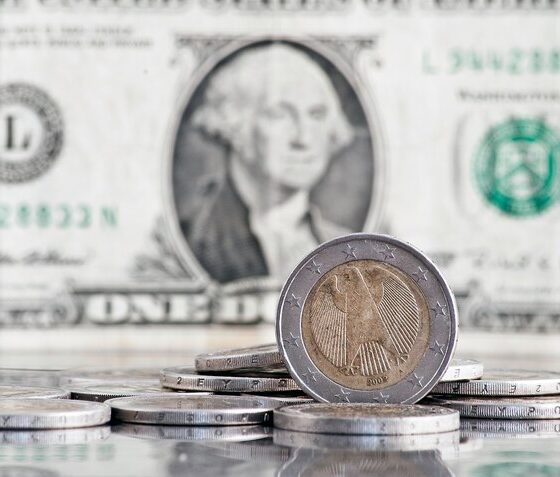 Em 7ª baixa seguida, dólar vale R$ 5,64