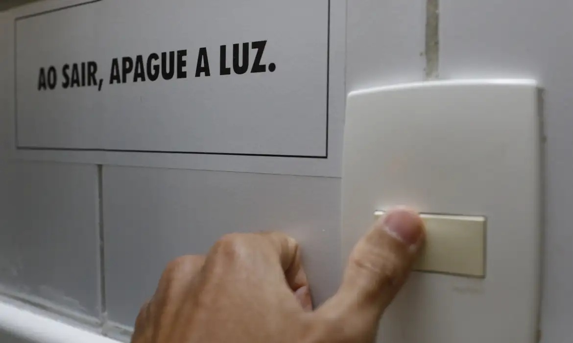 Energia elétrica encarece com bandeira vermelha patamar 2, em outubro