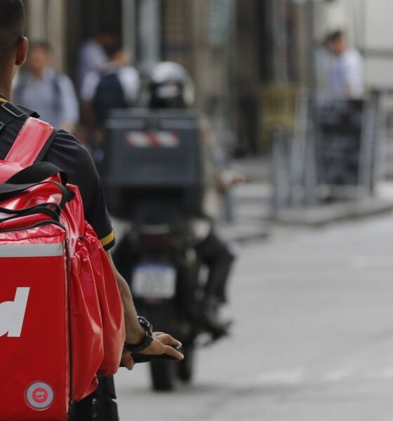 Greve dos entregadores de apps deve continuar nesta 3ª, entenda motivos da mobilização