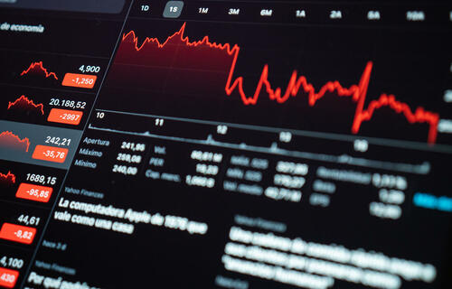 Ibovespa fecha em leve queda