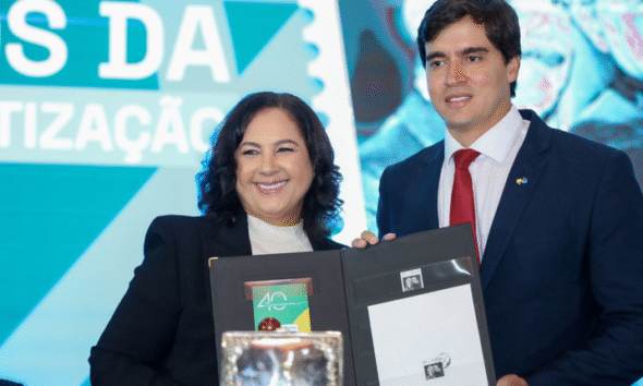 Ministério das Comunicações e Correios lançam selo em comemoração aos 40 anos da redemocratização do Brasil