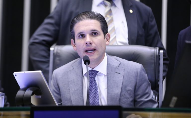 Projeto que estabelece medidas contra tarifas de outros países será votado nesta semana na Câmara, diz Motta