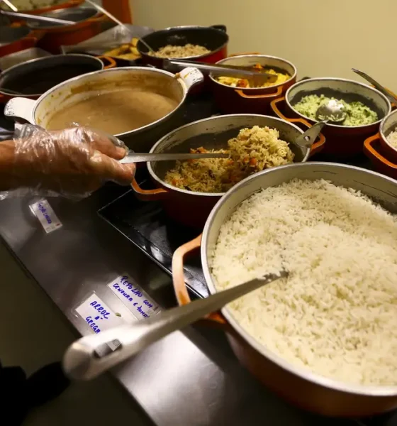 São Paulo: homens comem mais fora e mulheres preferem pedir comida por aplicativo