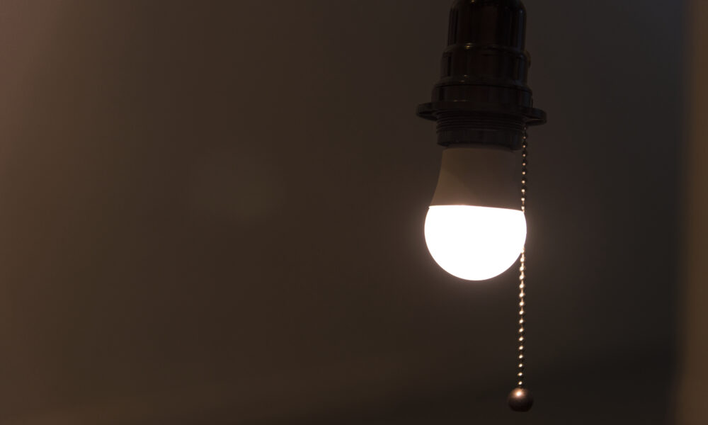 Bandeira amarela na conta de luz já está valendo; veja como economizar
