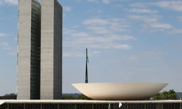 Câmara aprova PL que atualiza a CLT e permite cancelamento digital da contribuição sindical