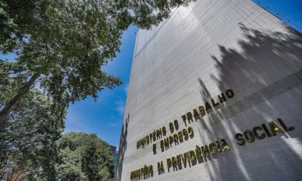 Empresários e deputados pressionam por revogação de portaria que restringe comércio em feriados