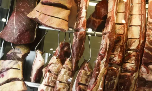 Você sabe o que tem na carne que compra? Água, aditivos e a importância de ler o rótulo