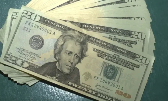 Diferente do mercado exterior, dólar fecha em alta no Brasil