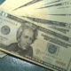 Diferente do mercado exterior, dólar fecha em alta no Brasil
