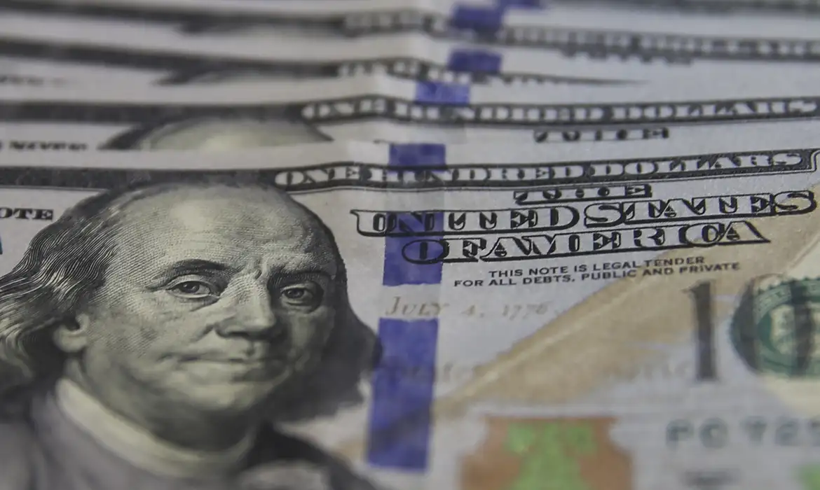 Dólar e euro encerram pregão em queda
