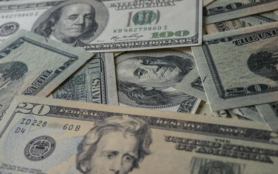Dólar encerra pregão em alta