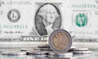 Dólar encerra pregão em baixa