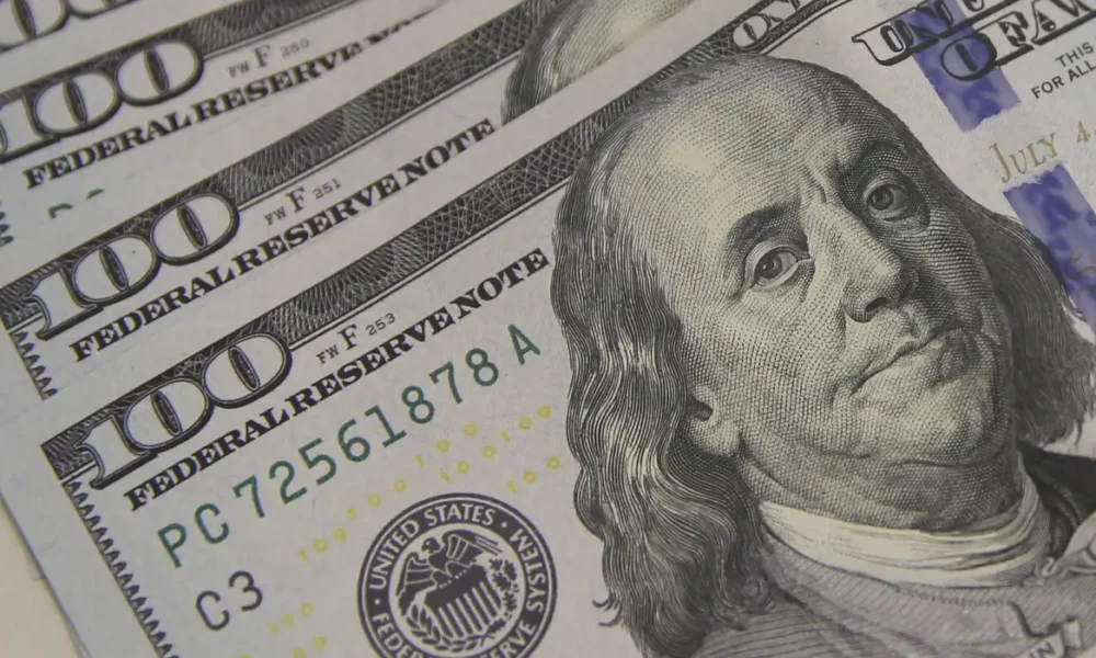 Dólar fecha praticamente estável, com leve alta de 0,04%