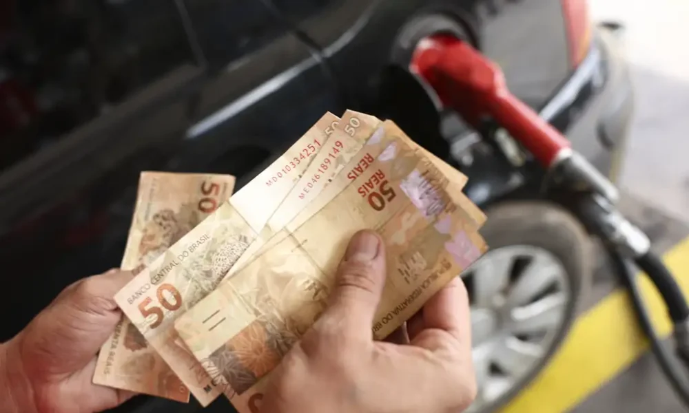 Gasolina, luz e passagens aéreas pressionam inflação em grandes cidades