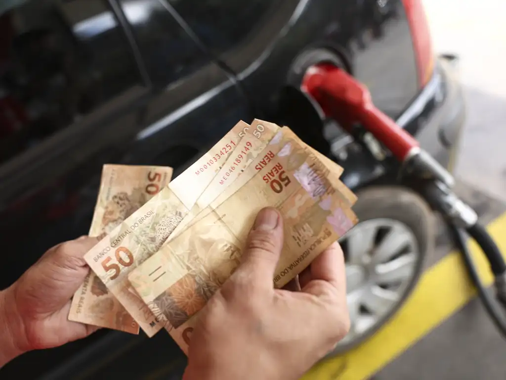 Gasolina, luz e passagens aéreas pressionam inflação em grandes cidades