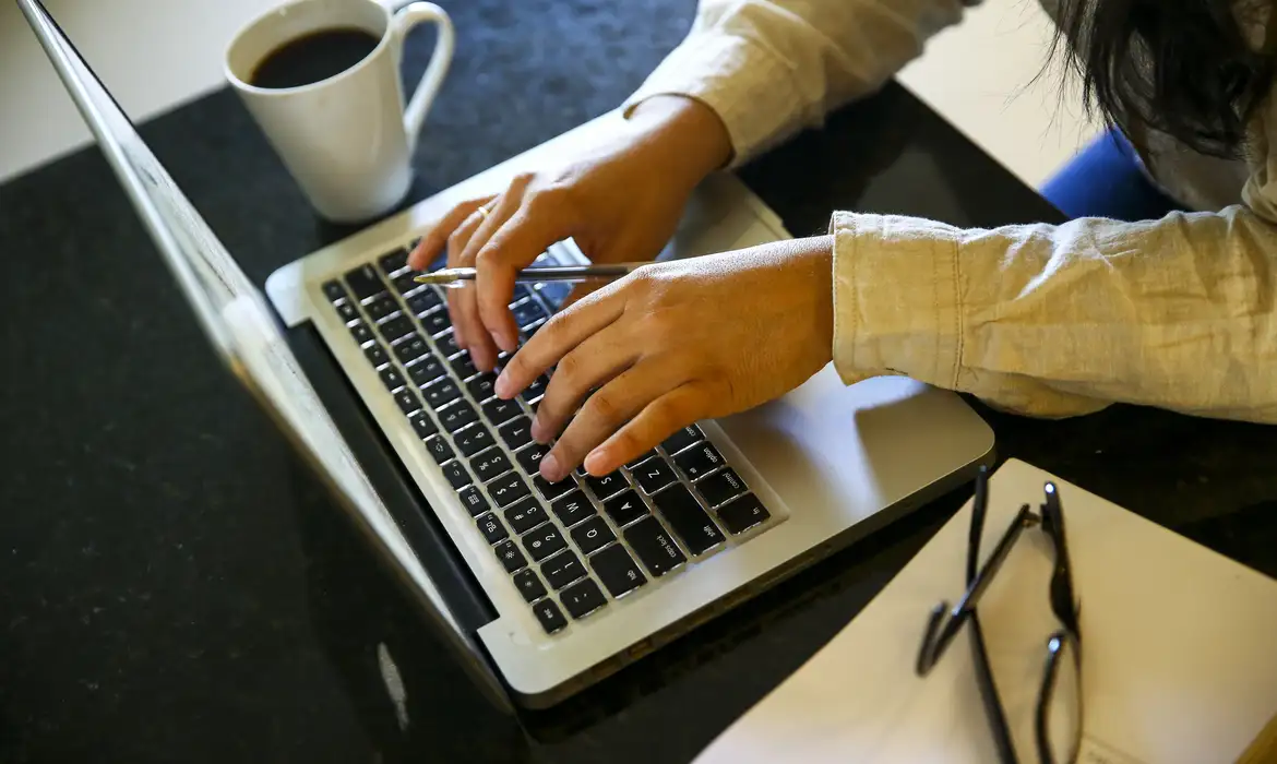 Home office gera emprego e renda em municípios do interior