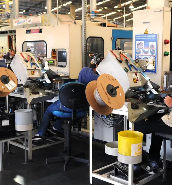 Indústria perde ritmo e deve crescer apenas 1,7% em 2025, aponta CNI