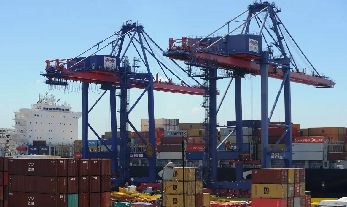 Portos brasileiros batem recorde histórico com 532 milhões de toneladas movimentadas em 2025