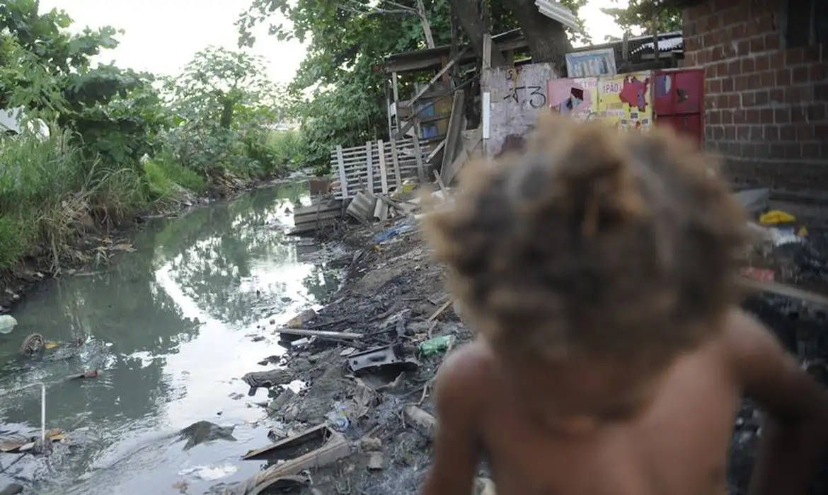 Saneamento básico: apenas oito dos 100 maiores municípios tratam 100% do esgoto