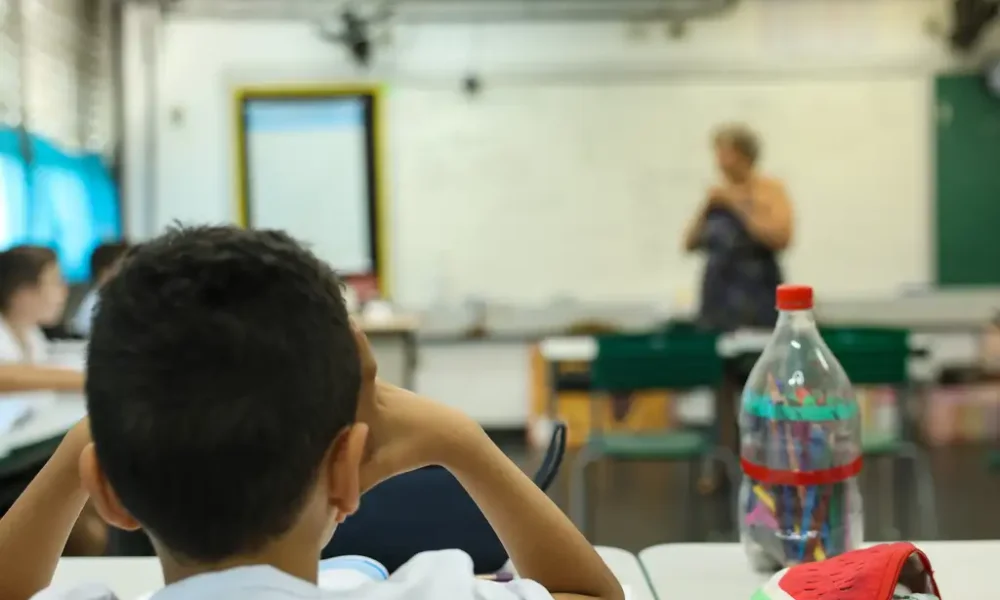Uso excessivo de IA preocupa educadores e cientistas pelo impacto na aprendizagem