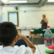 Uso excessivo de IA preocupa educadores e cientistas pelo impacto na aprendizagem