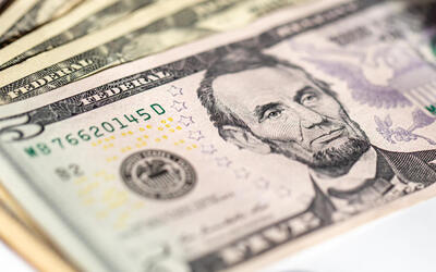 Dólar: moeda fecha último pregão em alta