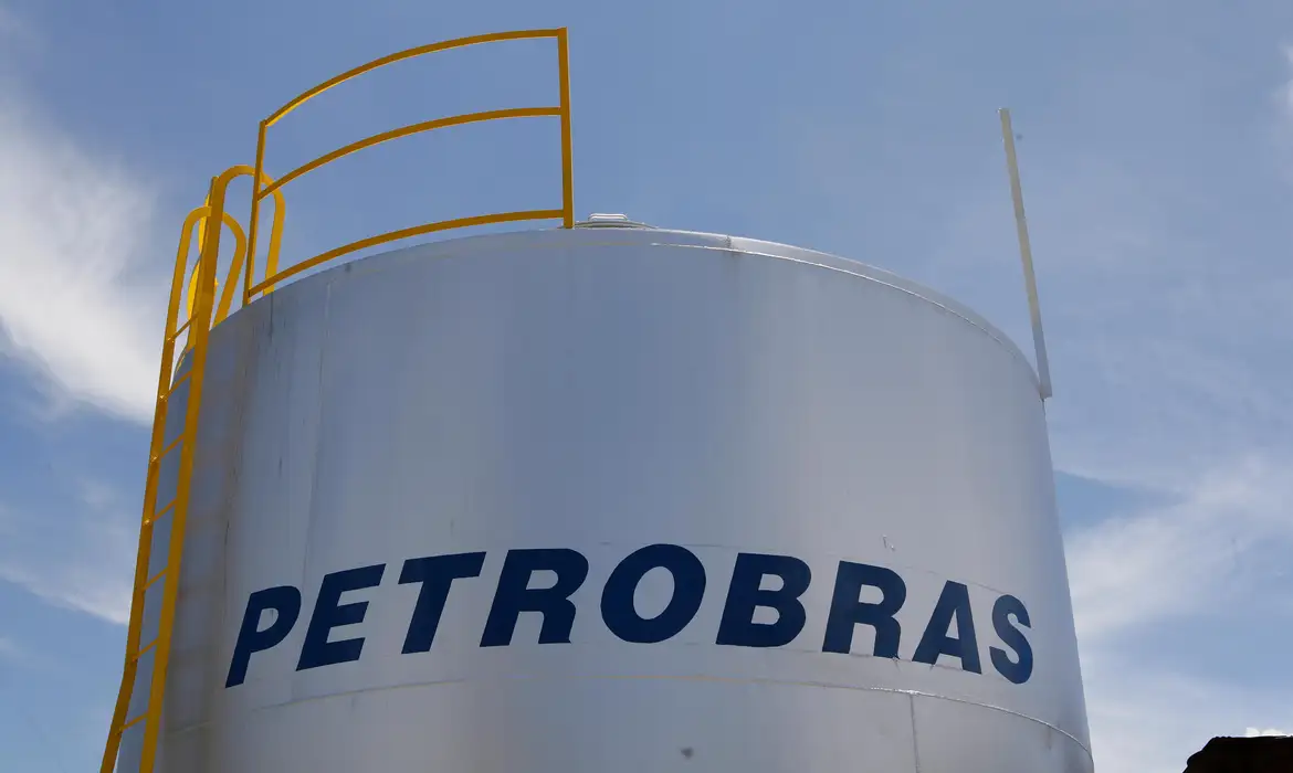 SAF: Petrobras produz querosene renovável em escala industrial