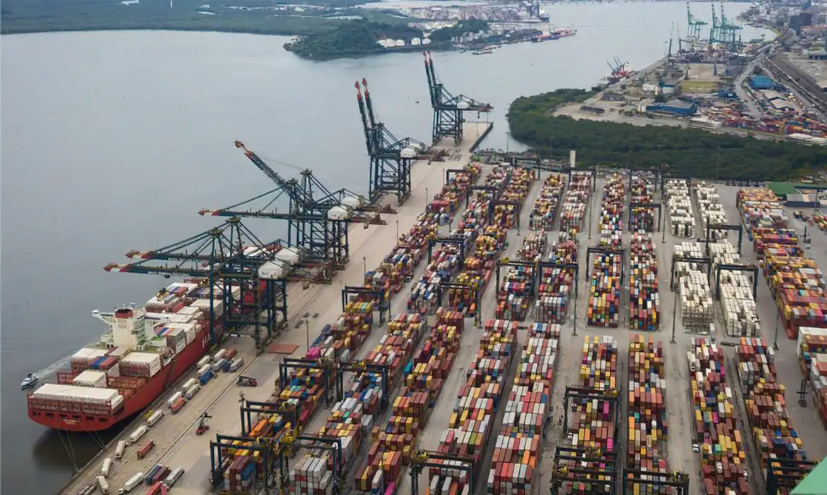 Tarifaço americano derruba confiança da indústria exportadora, mostra CNI