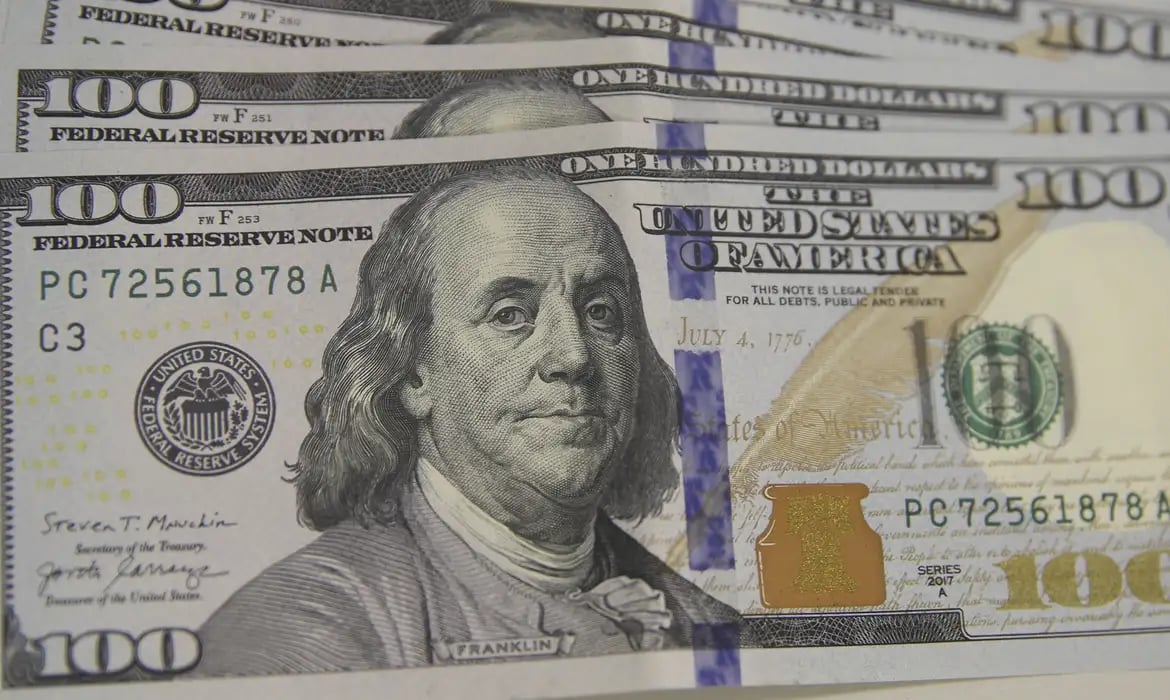 Dólar: moeda encerra o último pregão em baixa