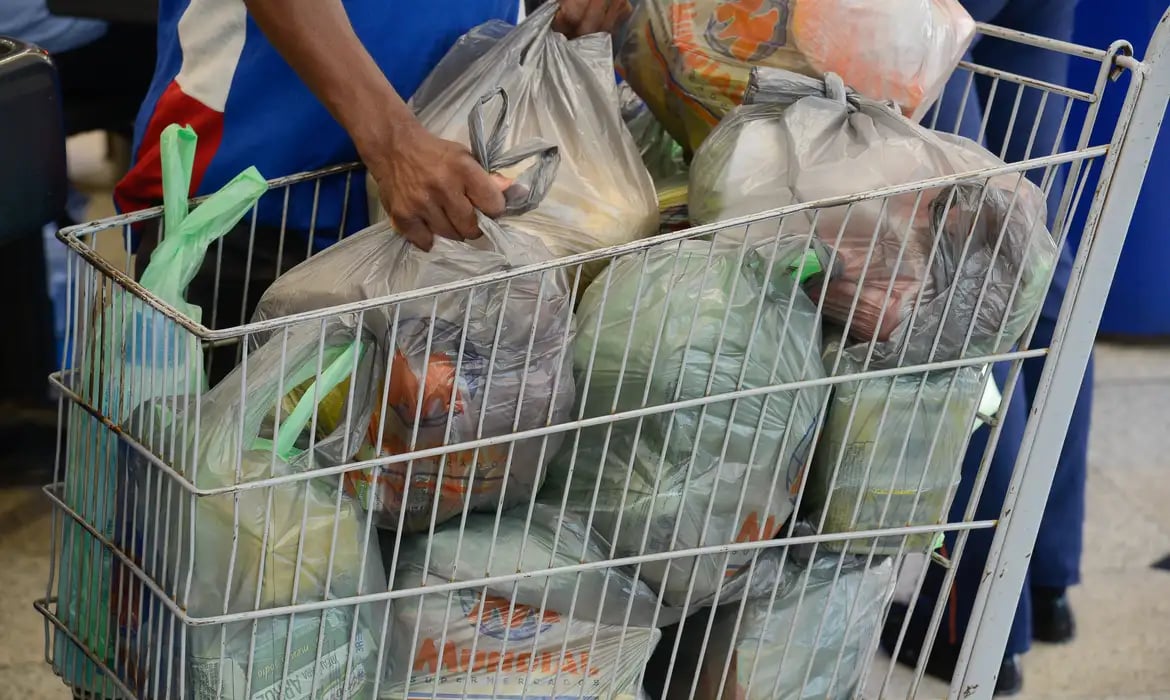 Inmetro encontra 3,7 mil irregularidades em produtos da cesta básica durante operação nacional