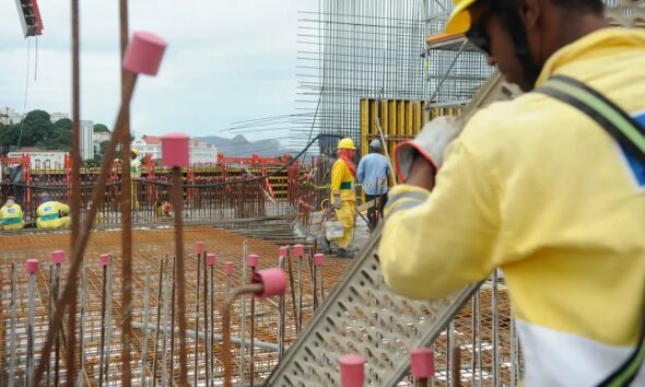 Confiança da construção civil cai em dezembro e atinge menor nível desde 2021