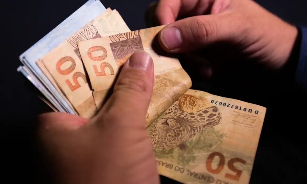 Reajuste do mínimo em 2026 custará R$ 4,28 bilhões aos municípios