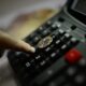 IPCA de fevereiro: preços sobem 0,70% puxados por educação, mas inflação em 12 meses melhora