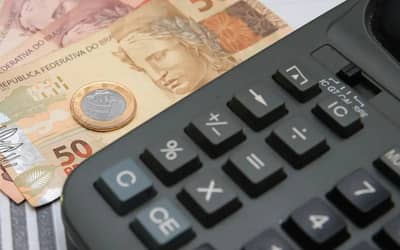 Brasil tem recorde de famílias endividadas e mais contas em atraso, revela pesquisa da CNC