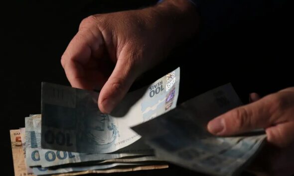 Endividamento entre quem ganha menos é impulsionado por saúde e desemprego, aponta pesquisa
