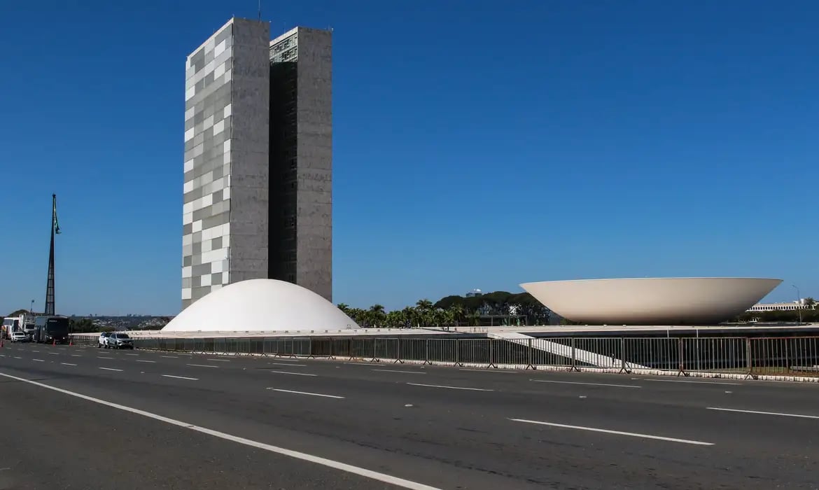 Setor produtivo pressiona Congresso para adiar discussões sobre fim da escala 6×1