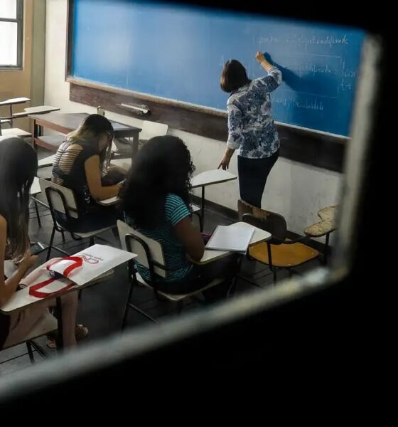 Sancionado piso salarial para professores da educação básica; mudança terá impacto de R$ 8 bi para os municípios em 2026
