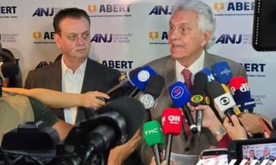 Caiado apresenta propostas para comunicação, segurança e economia em encontro da ABERT e ANJ